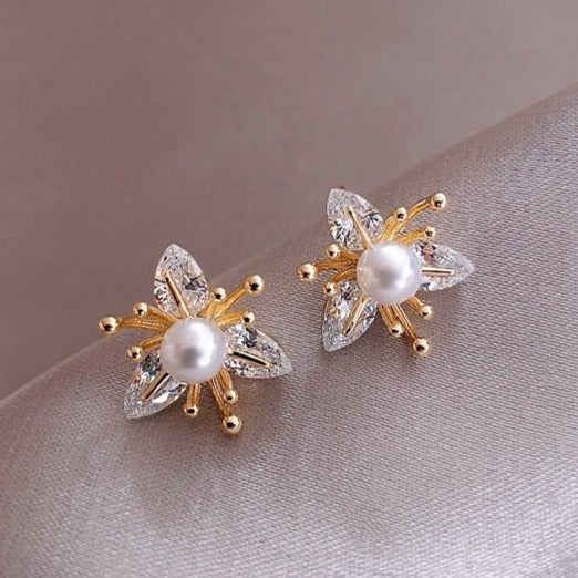Gold earrings with pearl flower